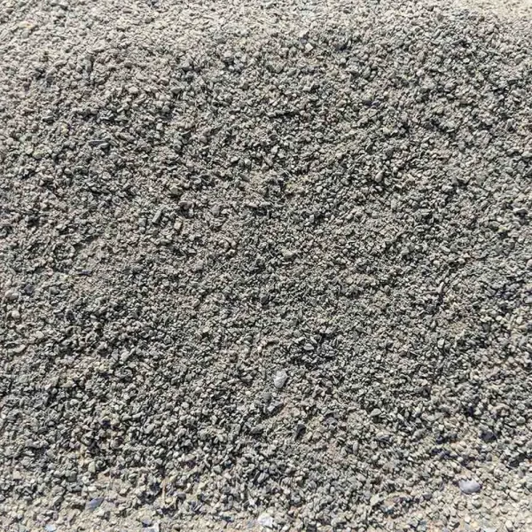 Superficie de maicillo blanco compactado, extendido en un sendero peatonal con bordes definidos, ideal para jardines y paisajismo.