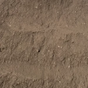 Montón de tierra vegetal oscura y fértil, con textura suelta y rica en materia orgánica, utilizada para jardinería y mejoramiento de suelos.